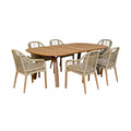 Eettafel met zes rieten stoelen in modern design