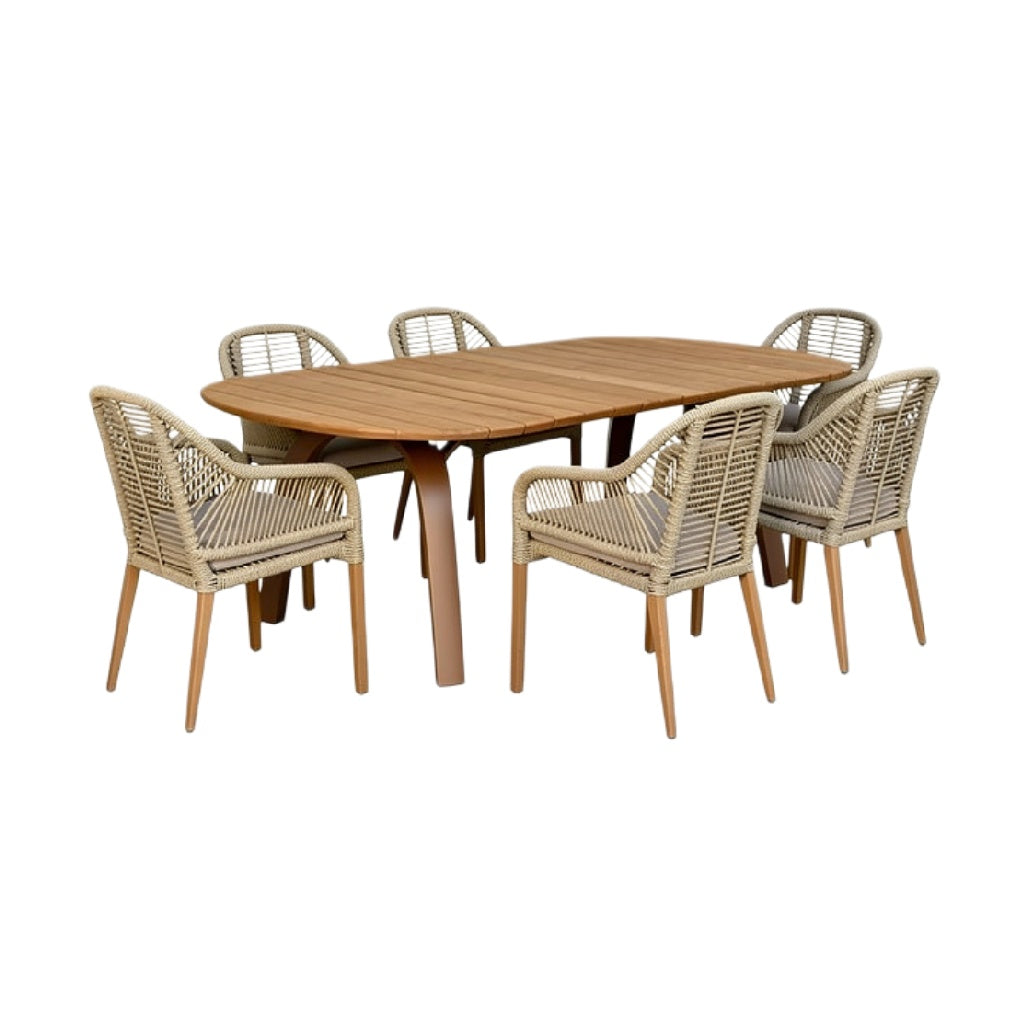 Eettafel met zes rieten stoelen in modern design