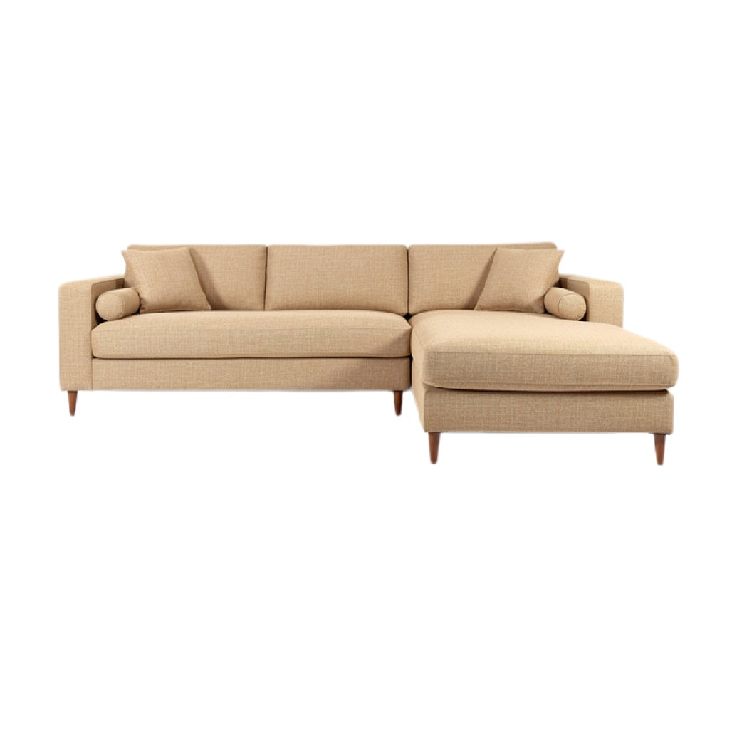 Mooie beige hoekbank met kussens en houten poten