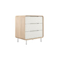 Minimalistische nachtkast met houten afwerking en twee ladefronten.